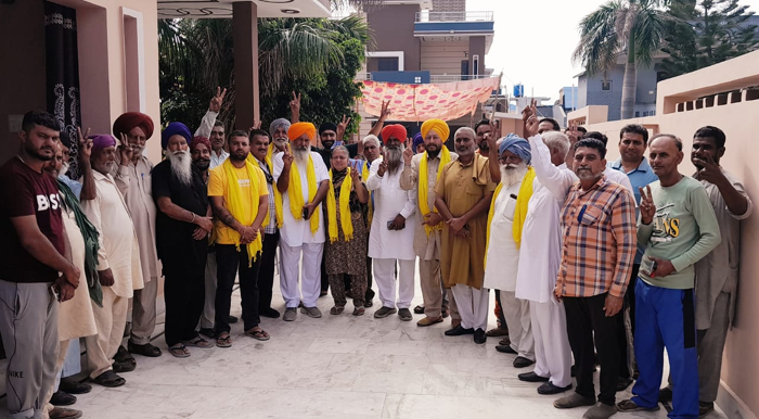 ਪਿੰਡ ਮੁੱਗੋਵਾਲ ਦੇ ਸਰਪੰਚ ਬਣਨ 'ਤੇ ਭੁਪਿੰਦਰ ਸਿੰਘ ਅਤੇ ਉਨਾਂ ਦੇ ਸਾਥੀ ਪੰਚਾਇਤ ਮੈਂਬਰਾਂ ਨੂੰ ਕੀਤਾ ਸਨਮਾਨਿਤ